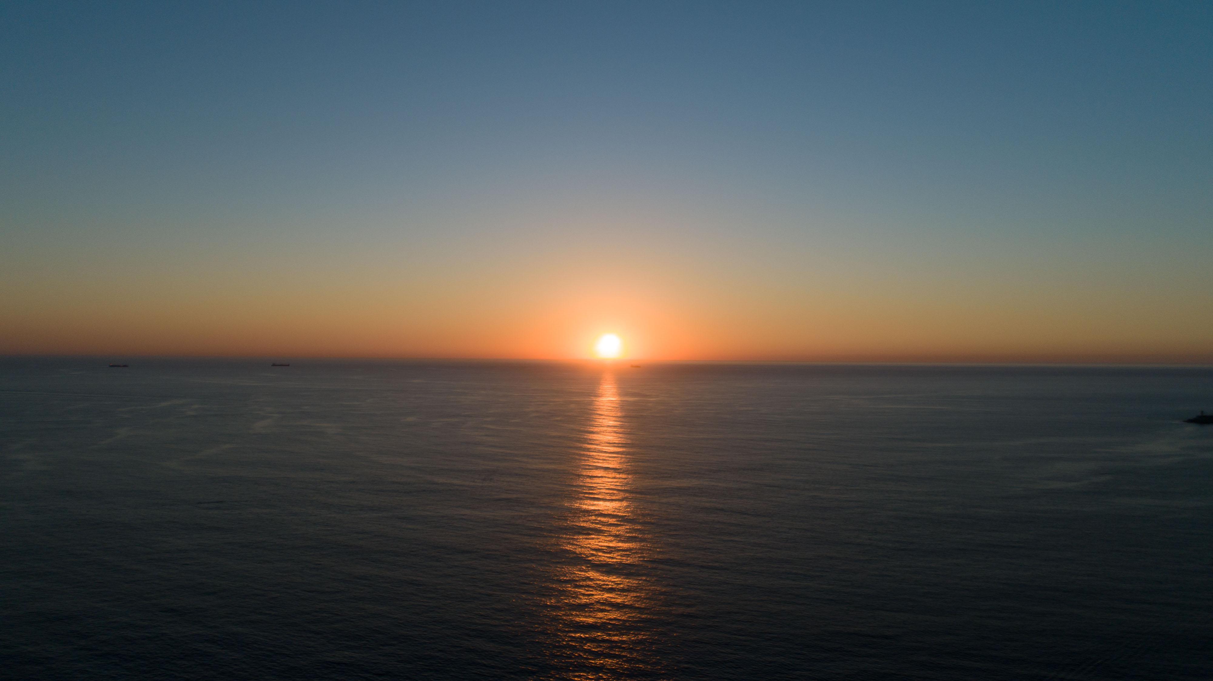 Vila Foz Hotel & Spa - Member Of Design Hotels OOporto Esterno foto Sunset over the Atlantic Ocean