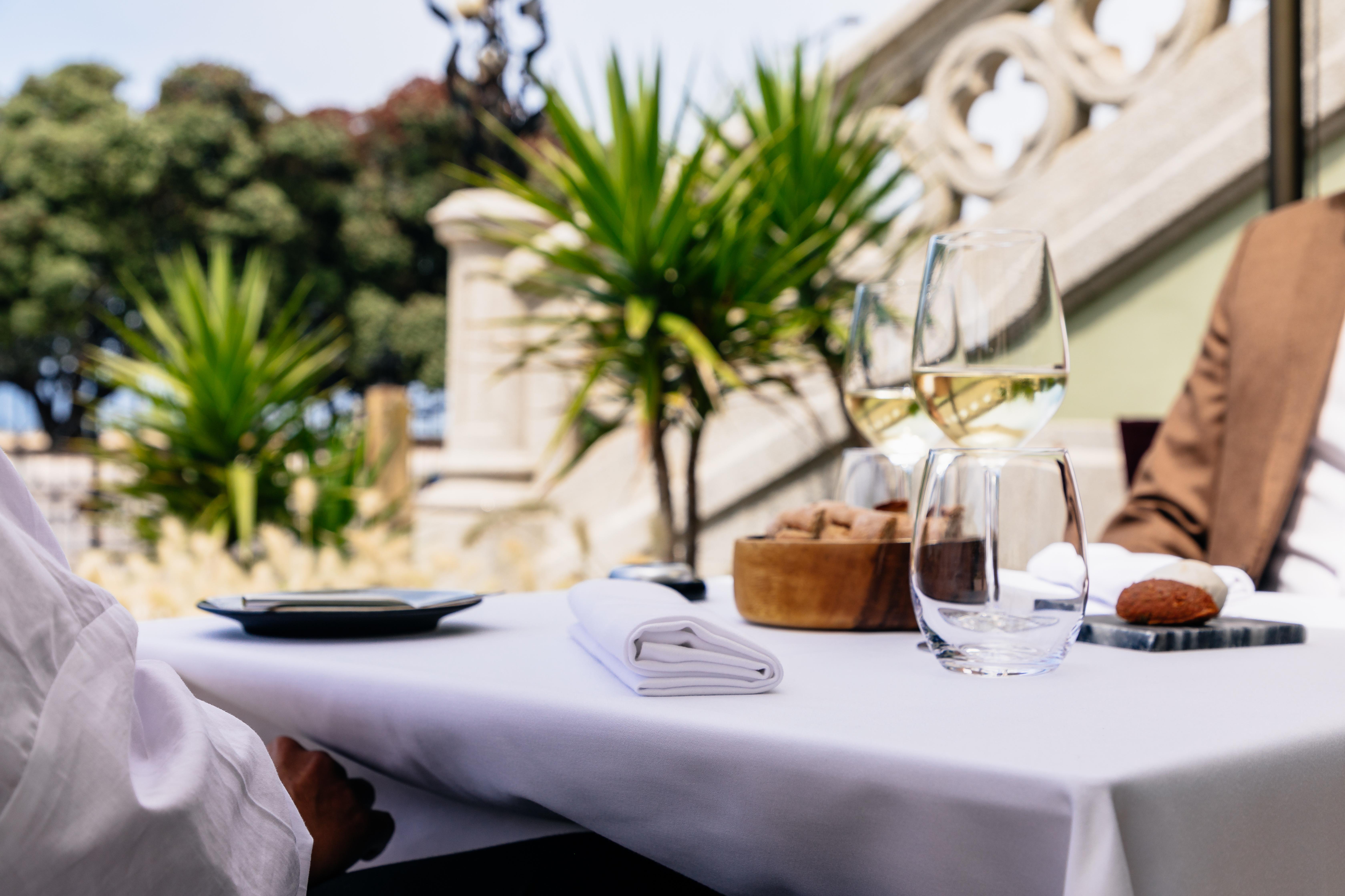 Vila Foz Hotel & Spa - Member Of Design Hotels OOporto Esterno foto A table at the restaurant