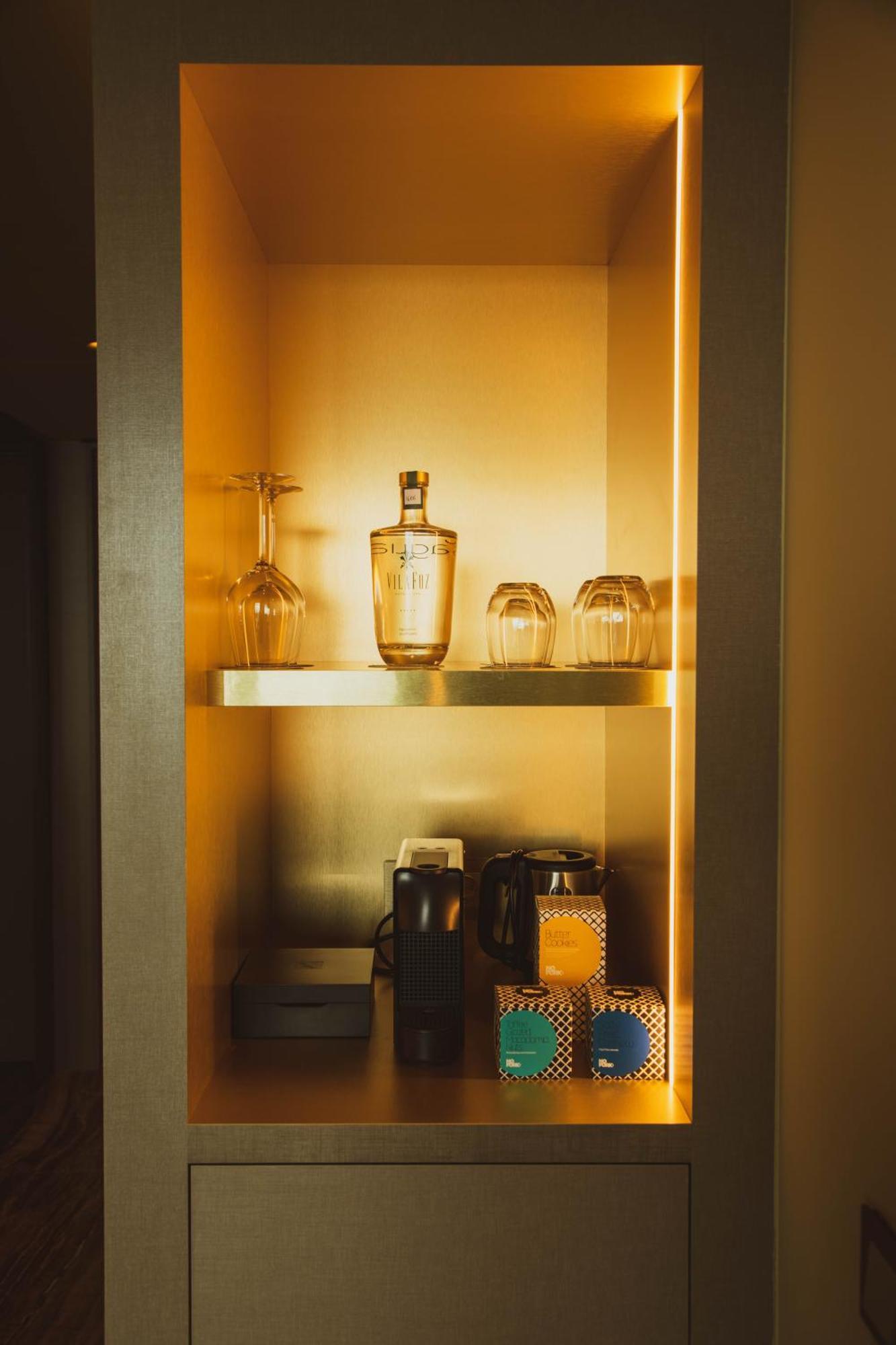 Vila Foz Hotel & Spa - Member Of Design Hotels OOporto Esterno foto A Nespresso machine in a hotel room