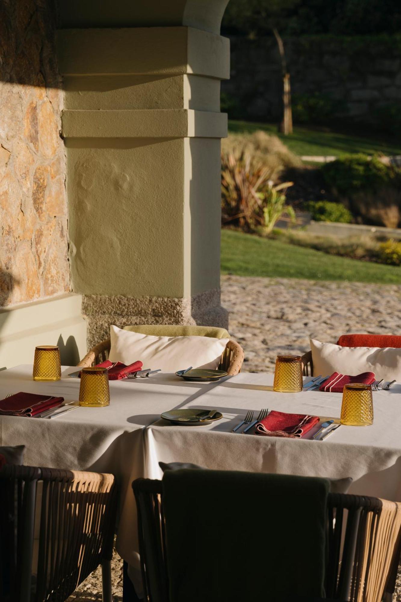 Vila Foz Hotel & Spa - Member Of Design Hotels OOporto Esterno foto A table set for dinner